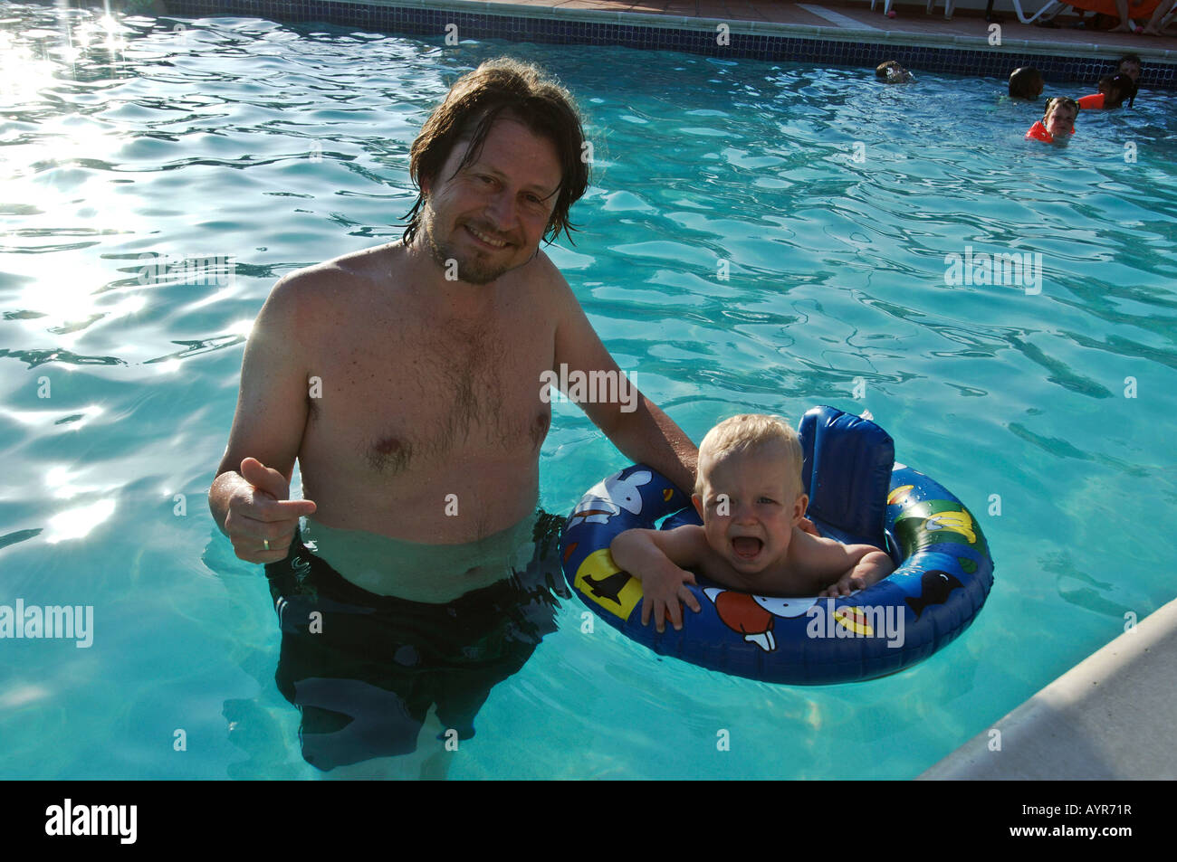 Antille Olandesi Bonaire swimmingpool del van der Valk Hotel nove mesi old boy nuoto con un anello di acqua Foto Stock