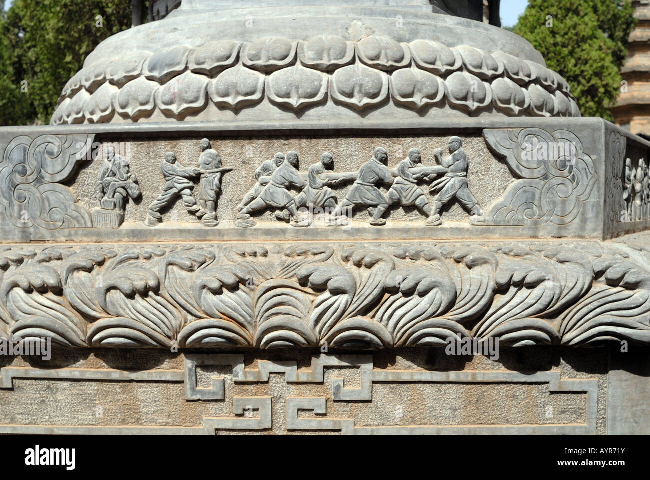 Bassorilievo di formazione per arti marziali su pagoda a pagoda stupa di foresta a Shaolin monastero buddista di Tempio nella Provincia di Henan Foto Stock