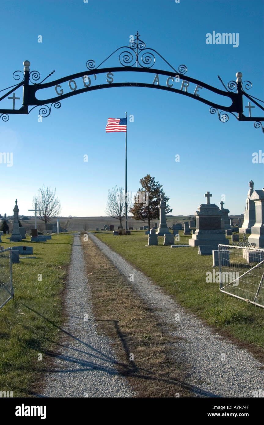 Cimitero battenti bandiera statunitense al di sopra del Midwest americano pianure del Nebraska STATI UNITI D'AMERICA Foto Stock