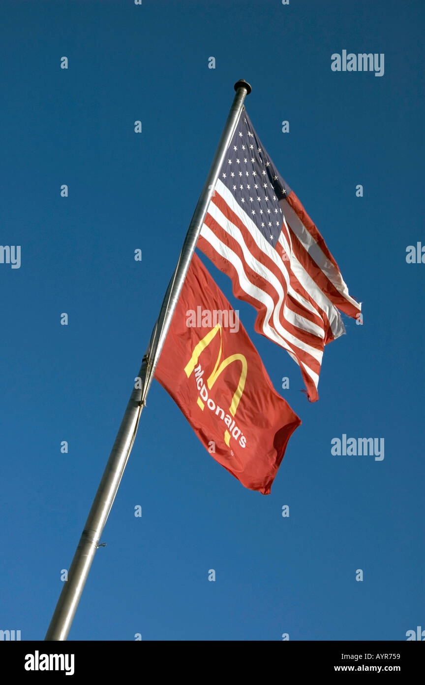 Noi battenti bandiera insieme con il Mc Donalds FAST FOOD ristorante bandiera NEBRASKA STATI UNITI D'AMERICA Foto Stock