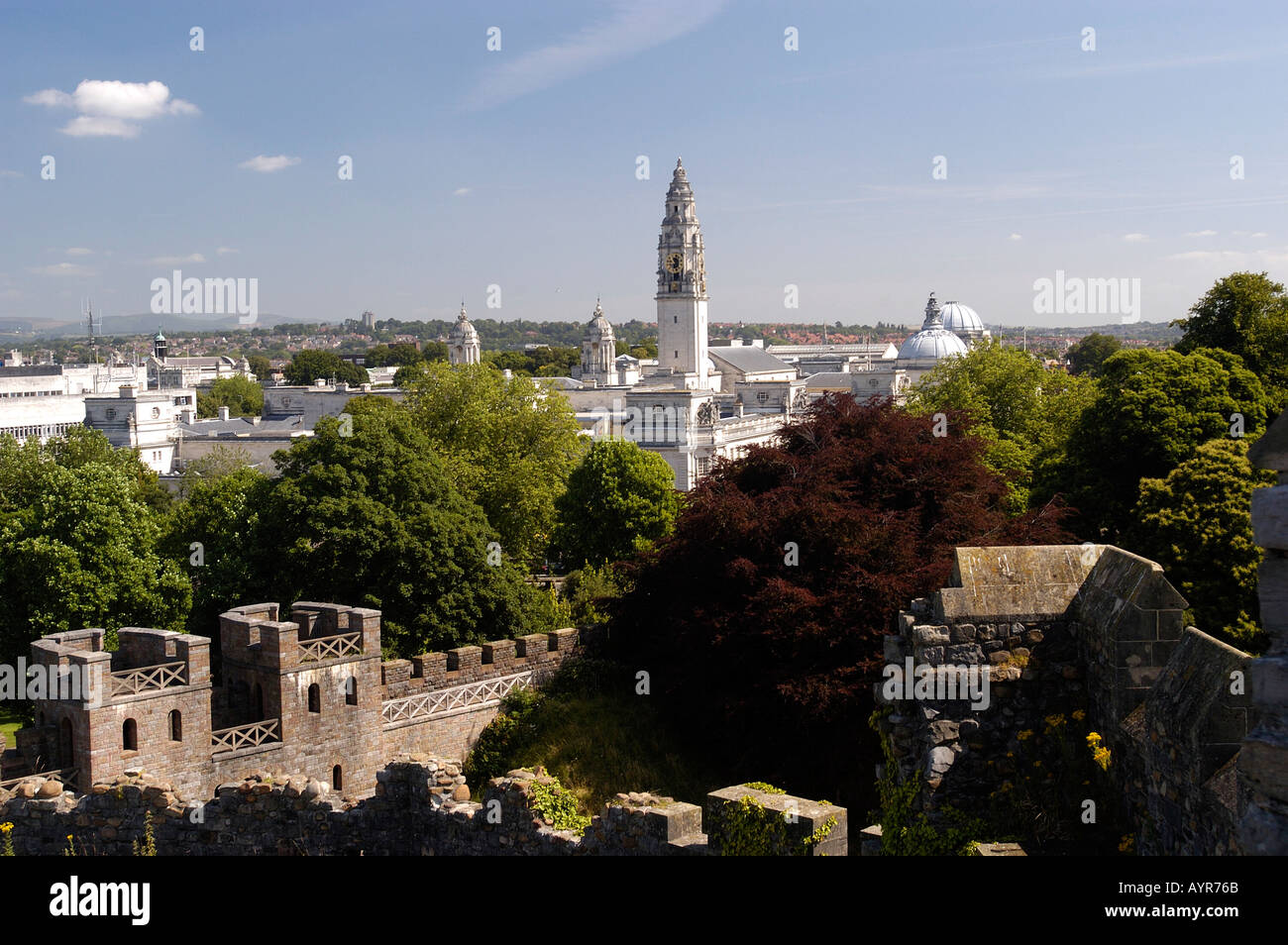 Vista dal Norman Keep nel municipio del castello di Cardiff, Galles, Regno Unito, con vista sullo skyline della città, sul parco e sull'architettura storica. Foto Stock