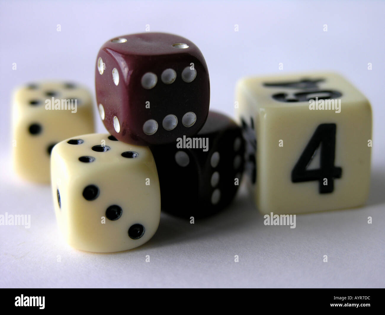 Gruppo di morire o dadi cubi di plastica con i numeri utilizzati per il gioco d'azzardo Foto Stock