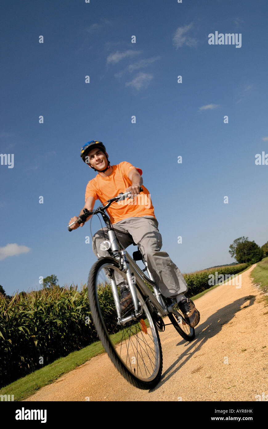 Giovane uomo mountain bike sulla natura, Normandia, Francia Foto Stock