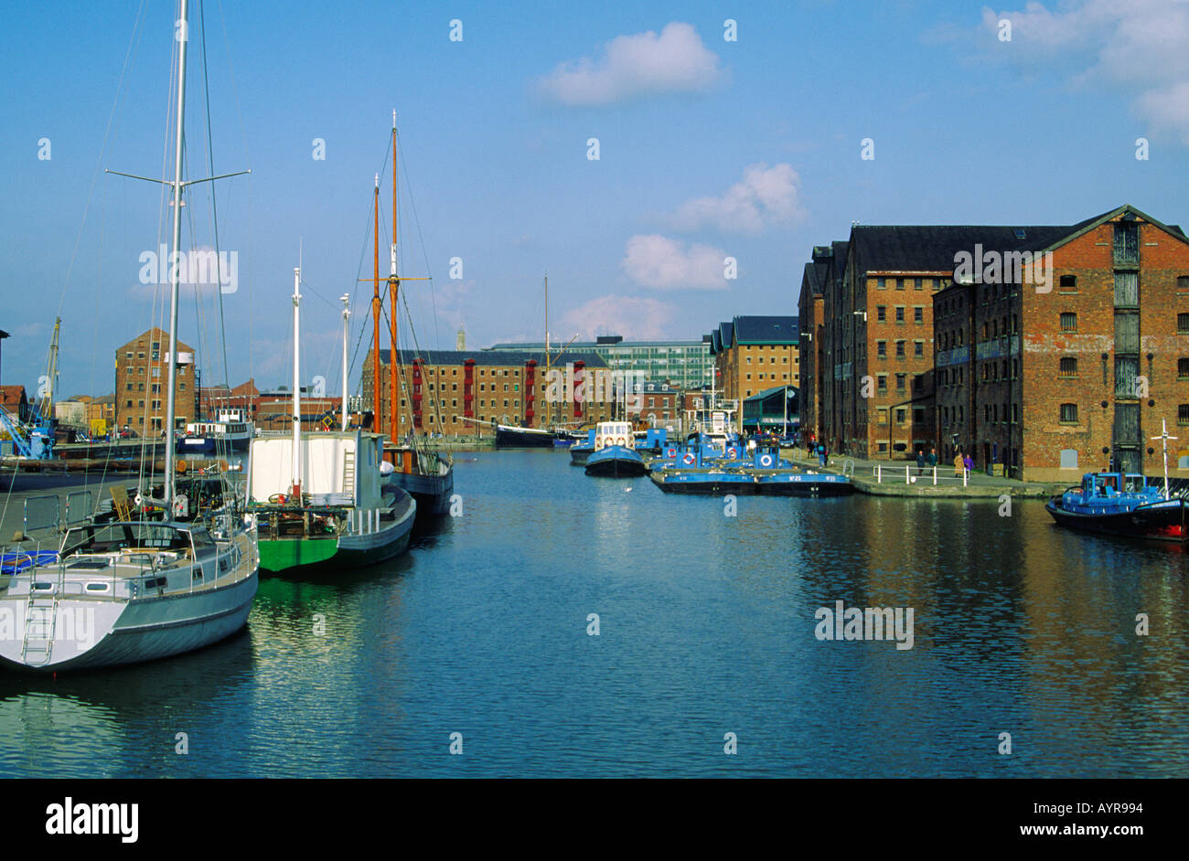 I magazzini e le barche nella restaurata docks Gloucester Inghilterra Foto Stock