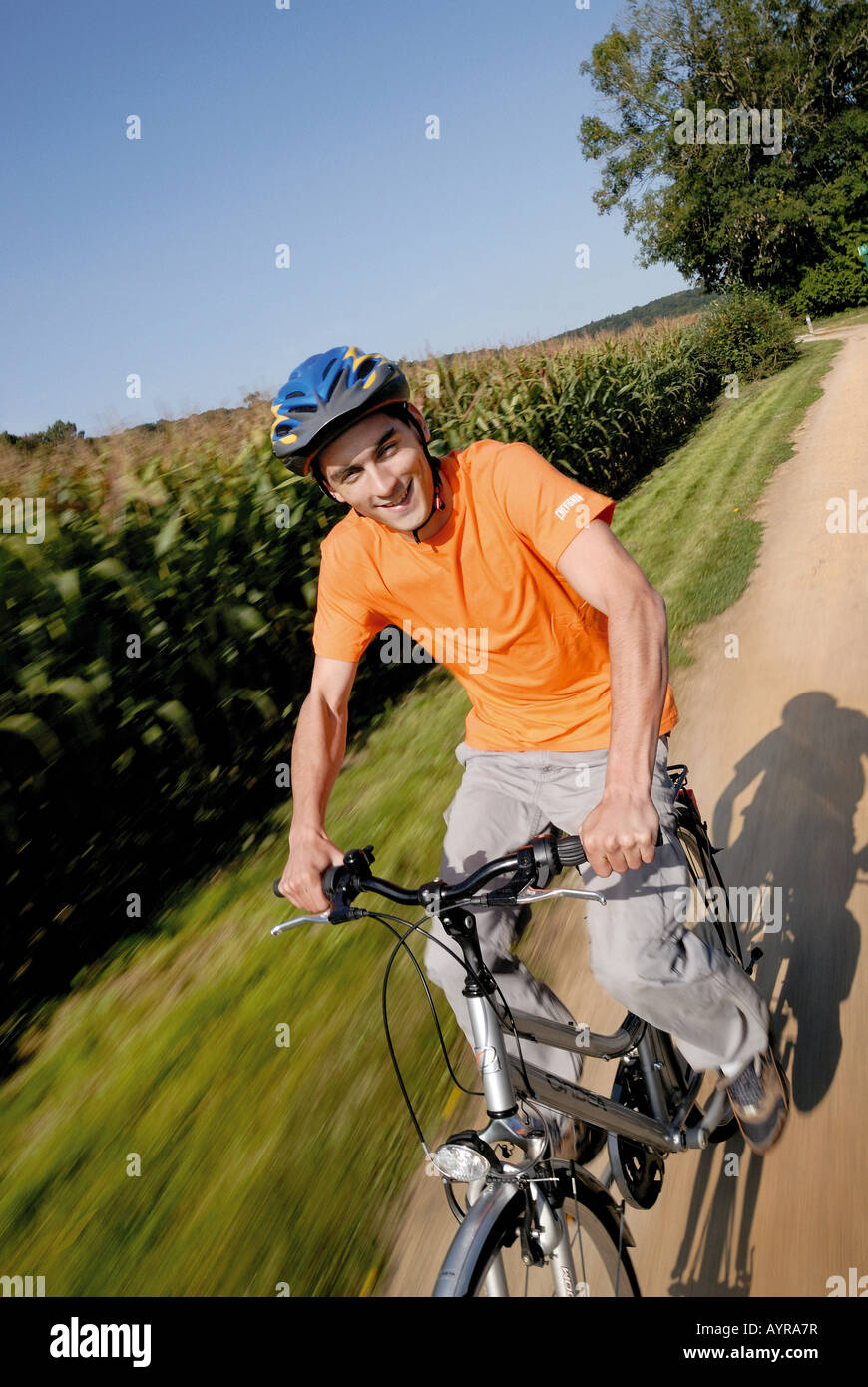 Giovane uomo mountain bike sulla natura, Normandia, Francia Foto Stock