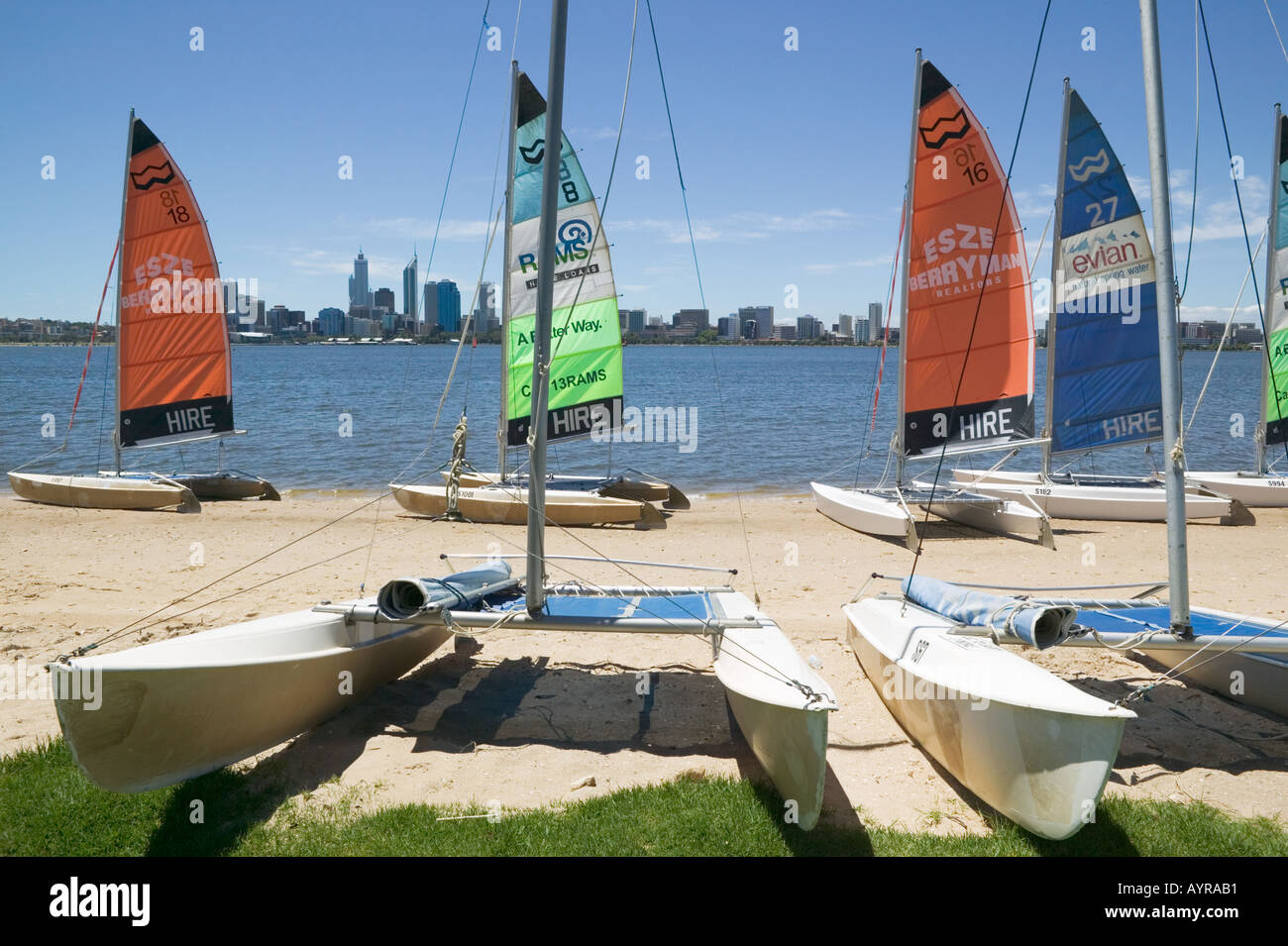 Yachts essendo preparato per la vela a Sir James Mitchell Park attraverso il Fiume Swan dal centro di Perth Western Australia 200 Foto Stock