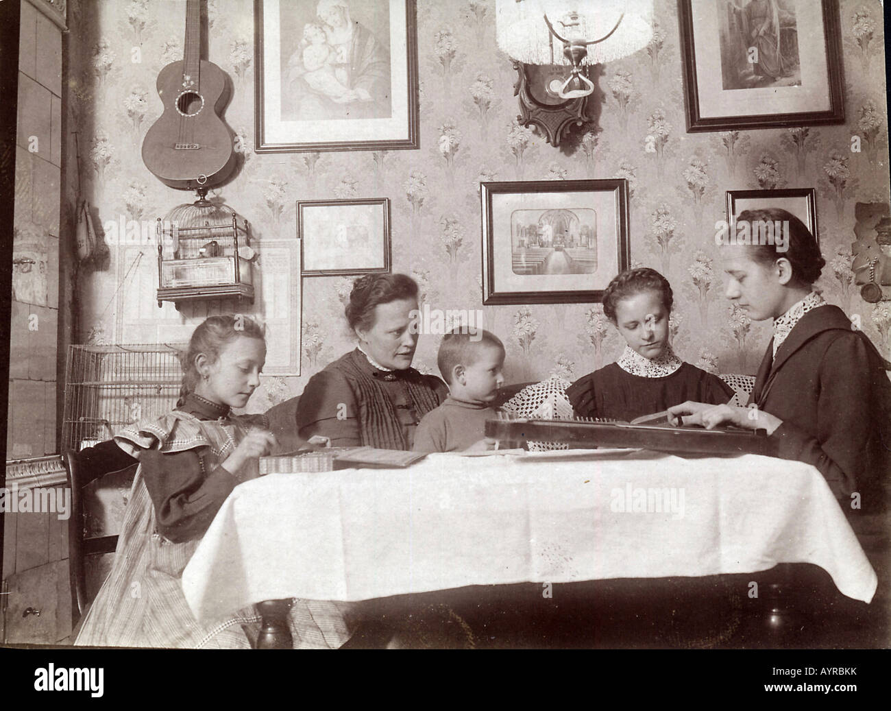 Madre con i bambini a tavola per cena, ca. 1910 Foto Stock