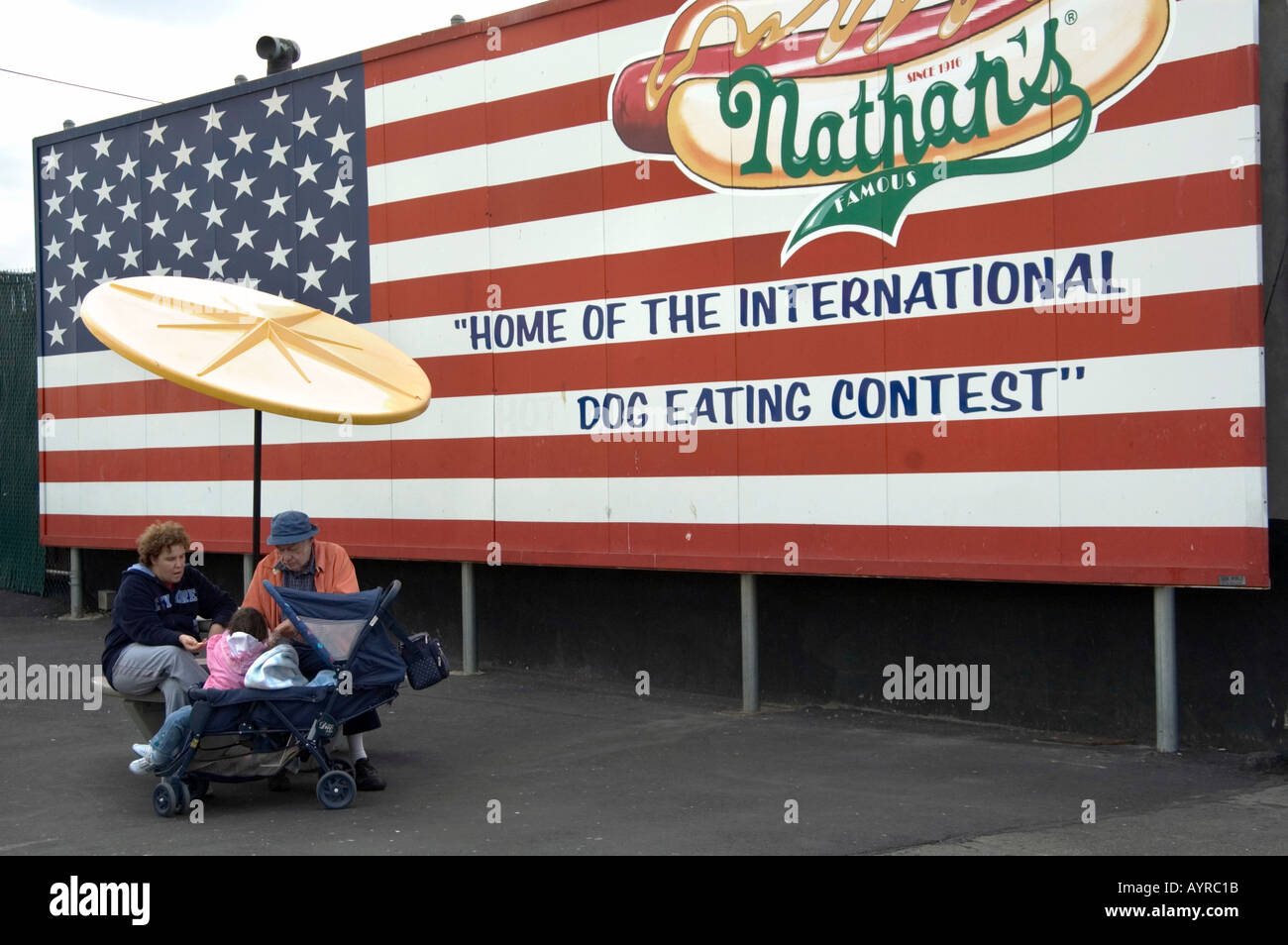 Noi bandiera pubblicità HOT DOG EATING CONTEST fuori stagione Coney Island NEW YORK CITY STATI UNITI D'AMERICA Foto Stock