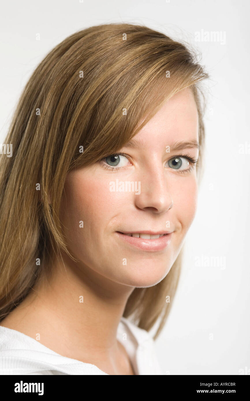 Colpo di Testa di giovane donna con lunghi biondo scuro capelli Foto Stock