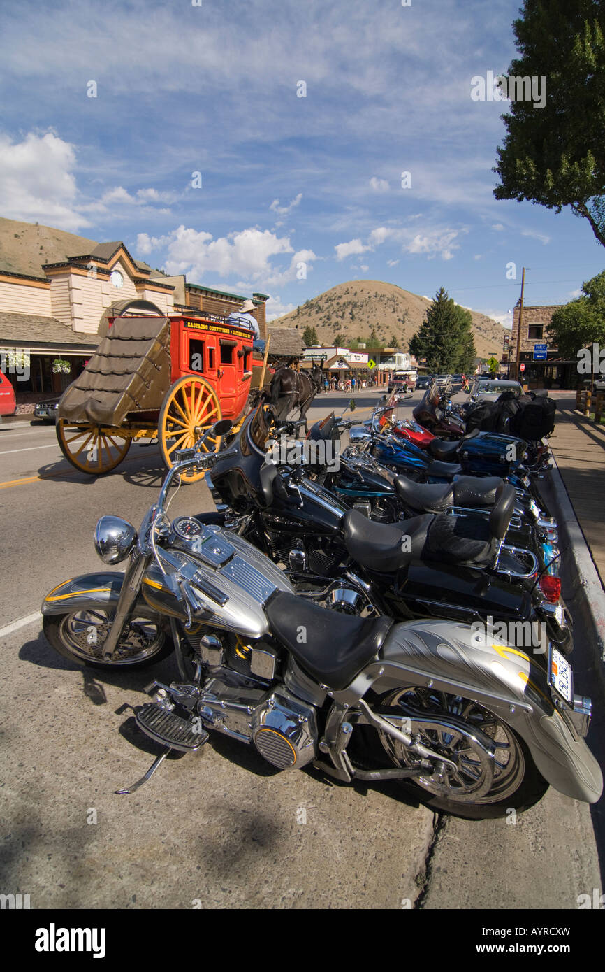 Stagecoach dietro parcheggiato Harley Davidson Moto a Jackson, Wyoming USA Foto Stock