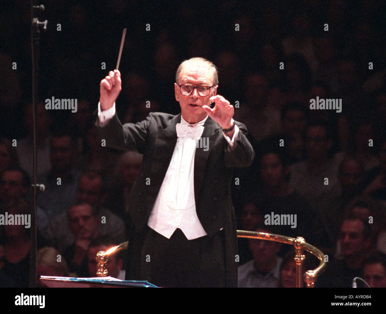 Ennio Morricone (10 novembre 1928-6 luglio 2020), direttore della Rome Sinfonietta Orchestra nel suo 75° compleanno, Royal Albert Hall, Londra, Regno Unito. 10 Nov 2003. Foto Stock