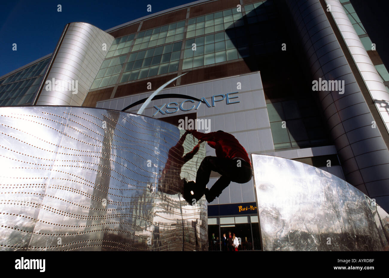 Doug Blane praticando Le Parkour freerunning arrampicata al di fuori del Xscape snow dome centro di Milton Keynes Foto Stock