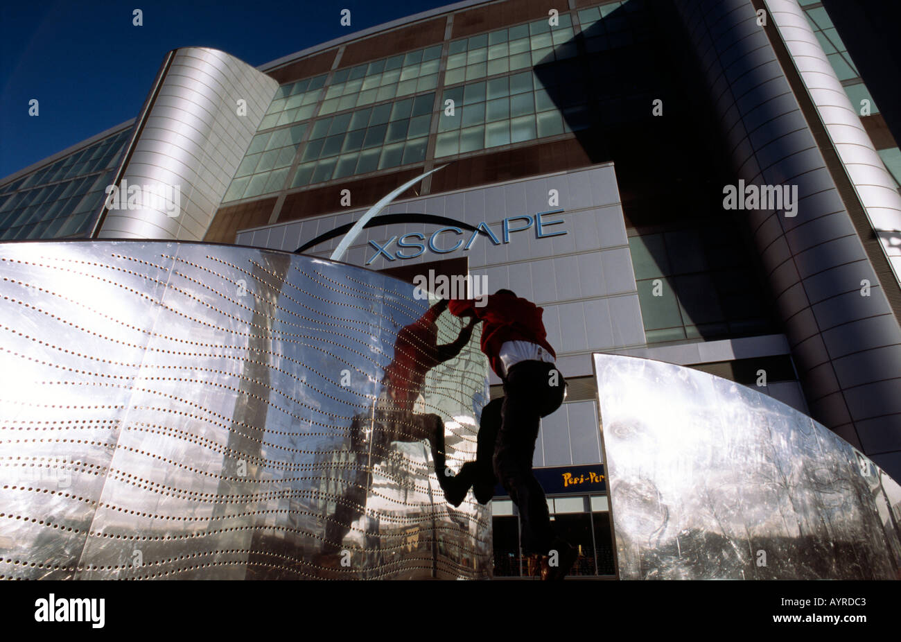 Credito foto DOUG BLANE Doug Blane praticando Le Parkour freerunning arrampicata al di fuori del Xscape snow dome Milton Keyn Foto Stock