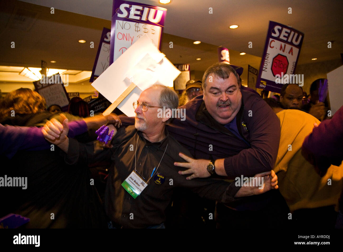 I dipendenti del servizio Unione tenta di sconvolgere la conferenza del lavoro nella controversia con la rivale di unione Foto Stock