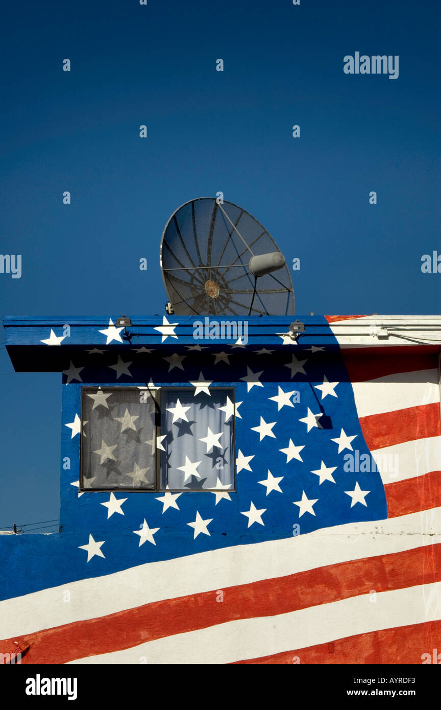 Patriottica famiglia americana con tv satellitare piatto sul tetto a SAN DIEGO IN CALIFORNIA, STATI UNITI D'AMERICA Foto Stock