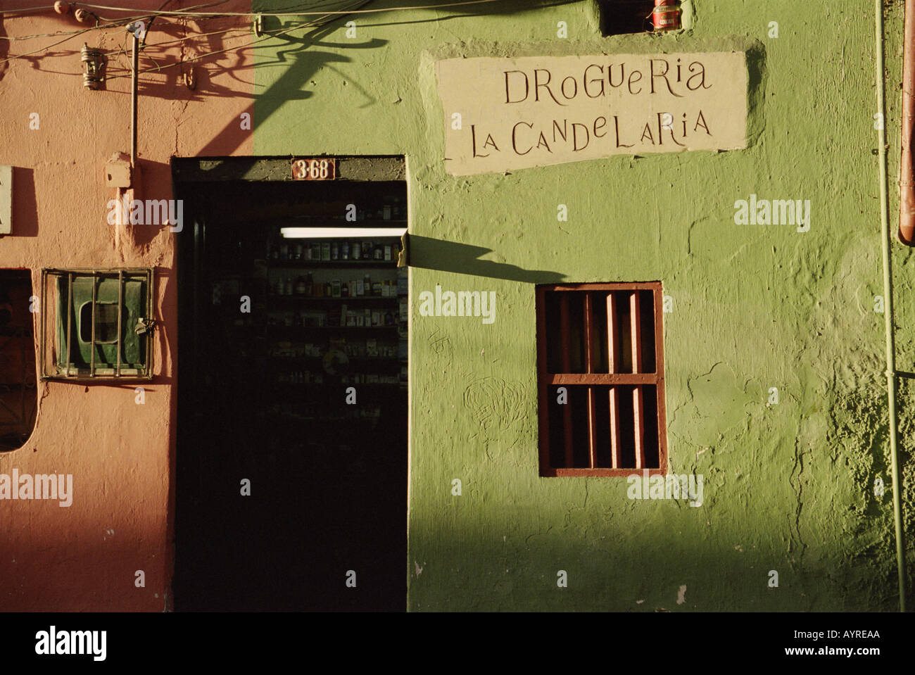 Luglio 1997 Bogotà Colombia farmacia in edificio coloniale in Candelaria parte del centro città di James Sturcke Foto Stock