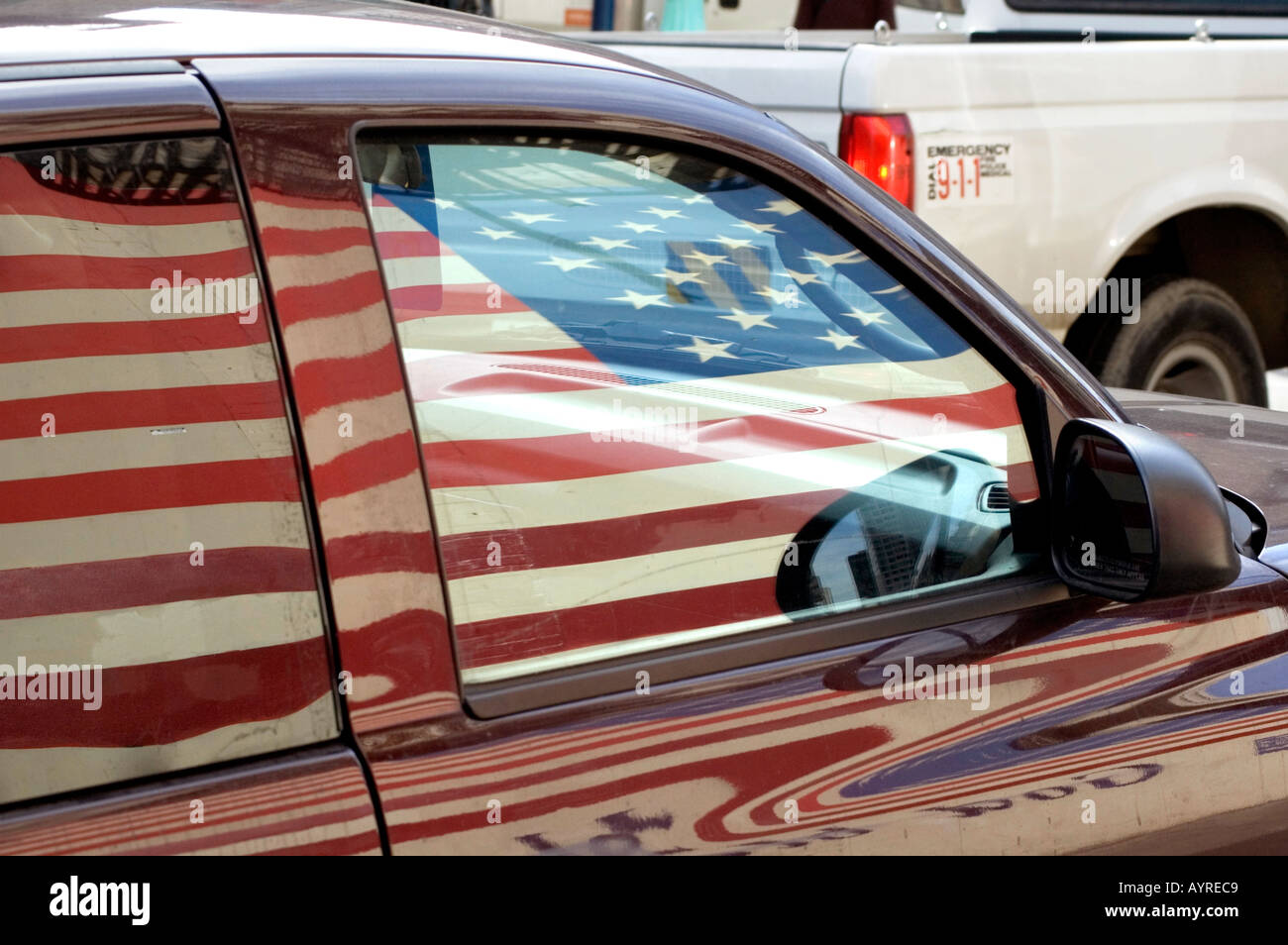 Noi bandiera riflette in SUV Chinatown di San Francisco in California NEGLI STATI UNITI D'AMERICA USA Foto Stock