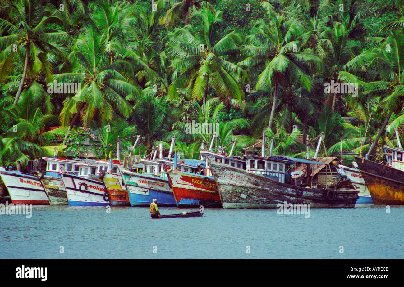 Dicembre 1999 INDIA Kerala Boatman passa barche da pesca in Kerala backwaters quale collegamento Quilon e Kochi James Sturcke Foto Stock