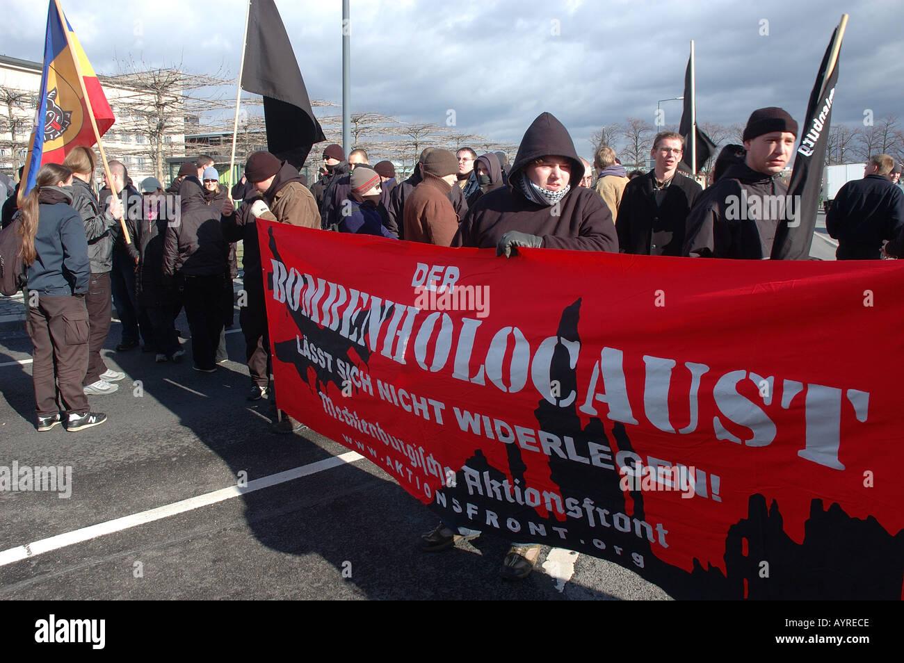 Il tedesco più a destra i manifestanti a Dresda rally che trasportano banner che dice olocausto di bombe Foto Stock