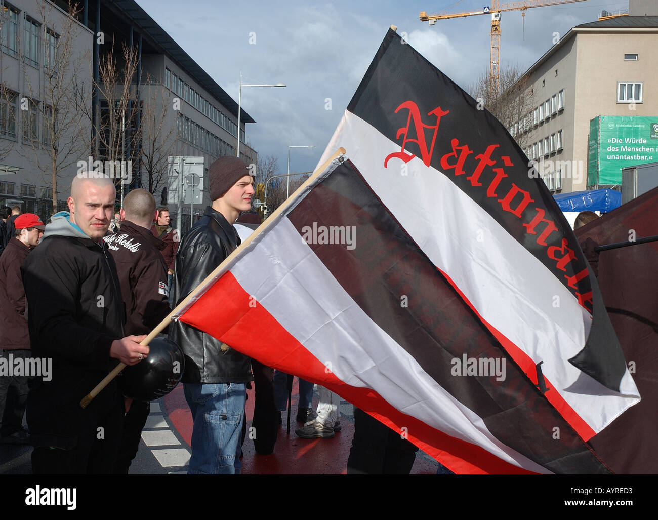 Il tedesco estrema destra dimostranti bandiere d'onda Dresden Foto Stock