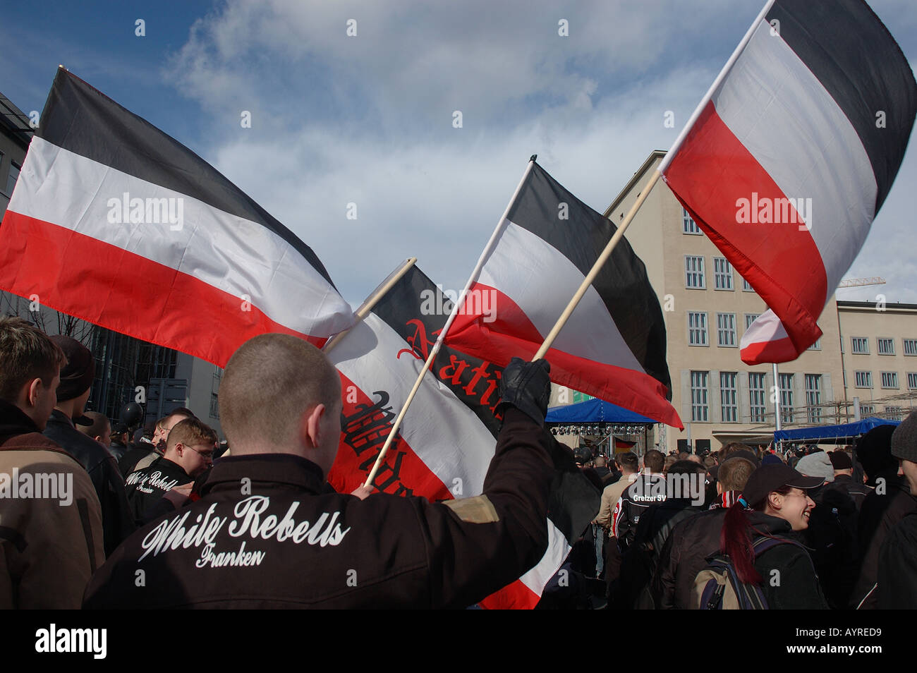 Il tedesco estrema destra dimostranti bandiere d'onda al rally di Dresda Foto Stock