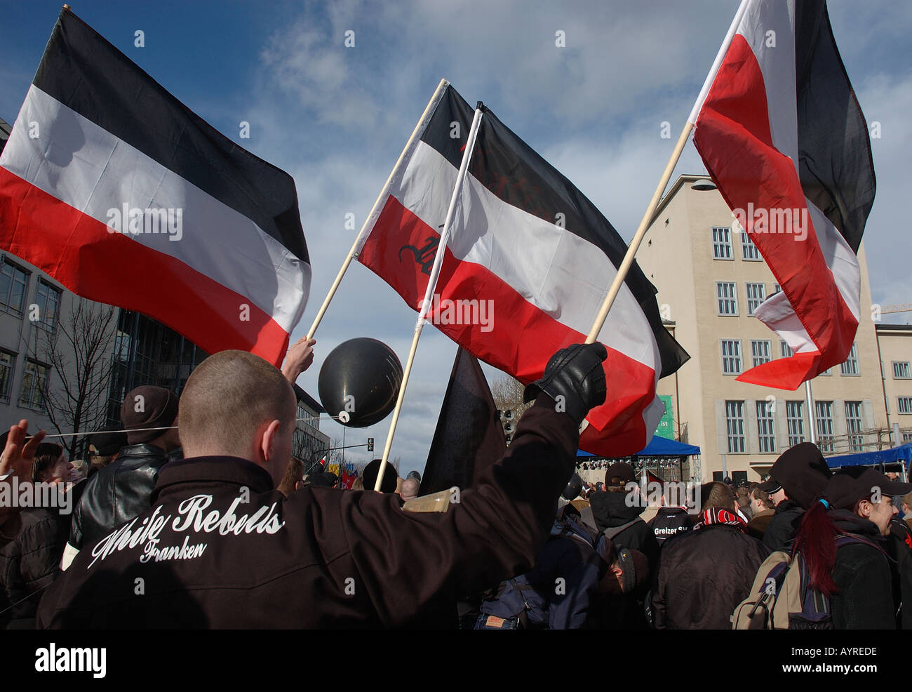Il tedesco estrema destra dimostranti bandiere Dresden Foto Stock