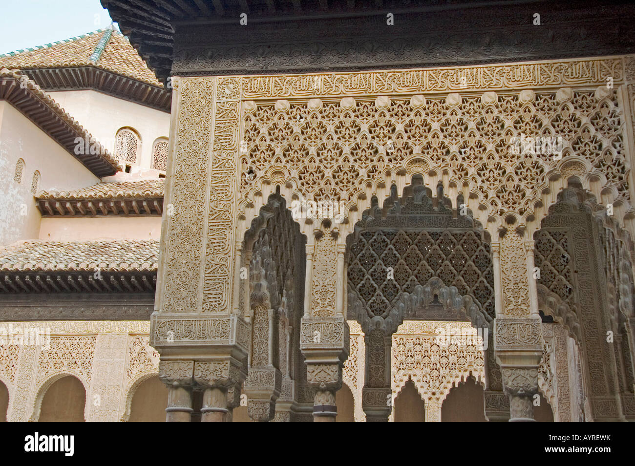 Stonemasonry ornati, architettura moresca, Patio de la Acequia, Alhambra di Granada, Andalusia, Spagna Foto Stock