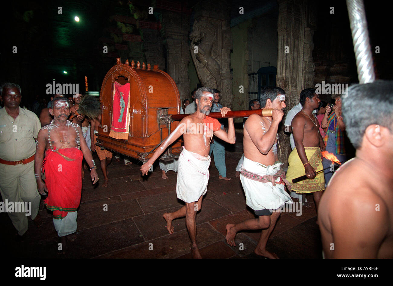 Signore Siva è preso a Parvati al tempio di Minakshi Madurai Foto Stock