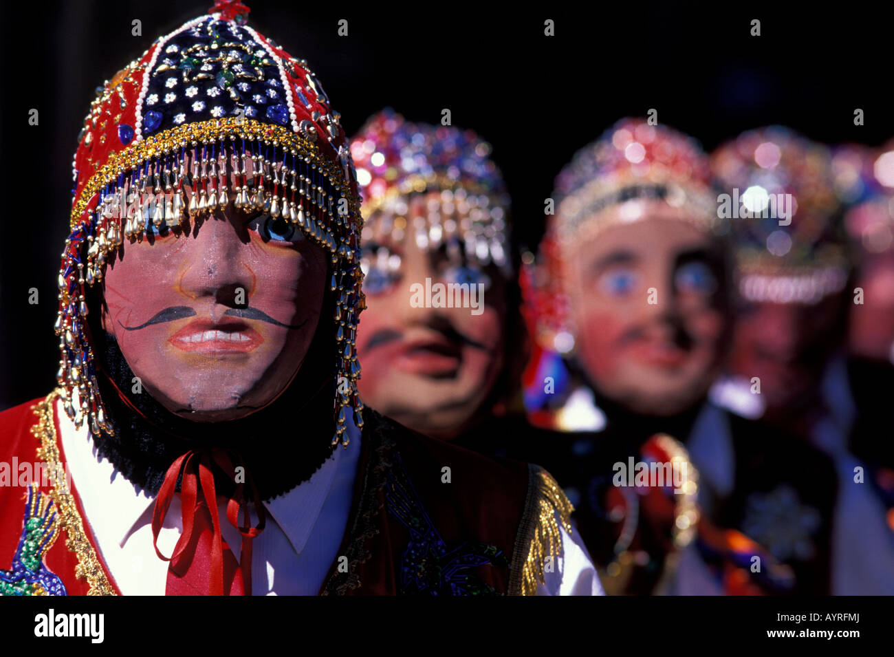Ande peruviane balli tradizionali nelle strade di Cuzco per celebrare il Corpus Domini. Ballerini indossano maschere. Foto Stock