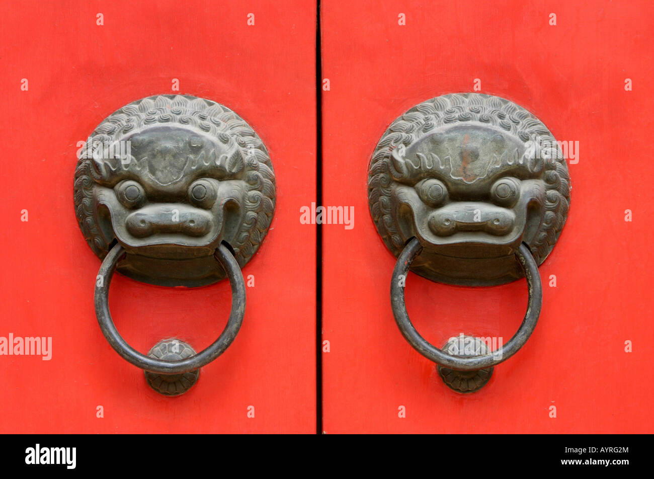 Cinese battenti della porta su un cancello per il Tempio del Buddha di Giada, Shanghai, Cina Foto Stock