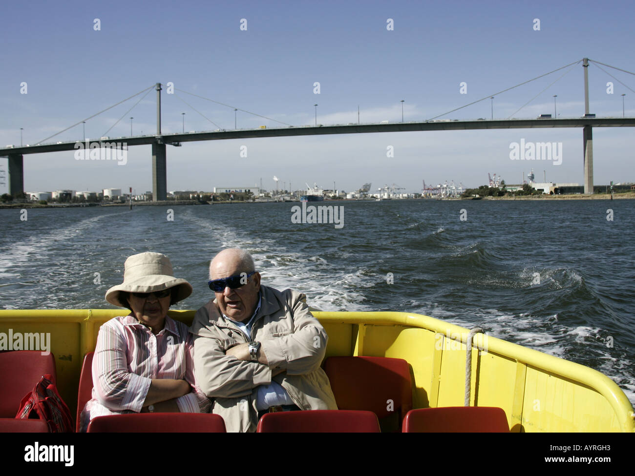Coppia di anziani in un tour del porto di Melbourne, Australia. Foto Stock