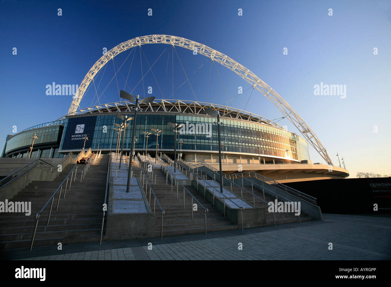 Lo stadio di Wembley in serata sun, London, England, Regno Unito Foto Stock