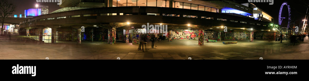 Vista panoramica di uno skateboard parco sulla riva meridionale del Tamigi, London, England, Regno Unito Foto Stock