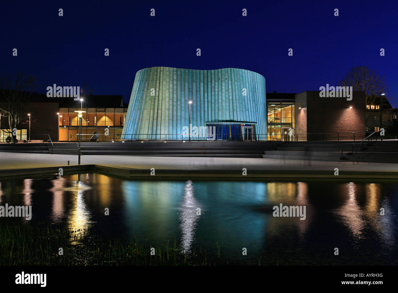 Una nuova scuola di musica al tramonto, architettura unica, Fellbach, Stoccarda, Baden-Wuerttemberg, Germania Foto Stock