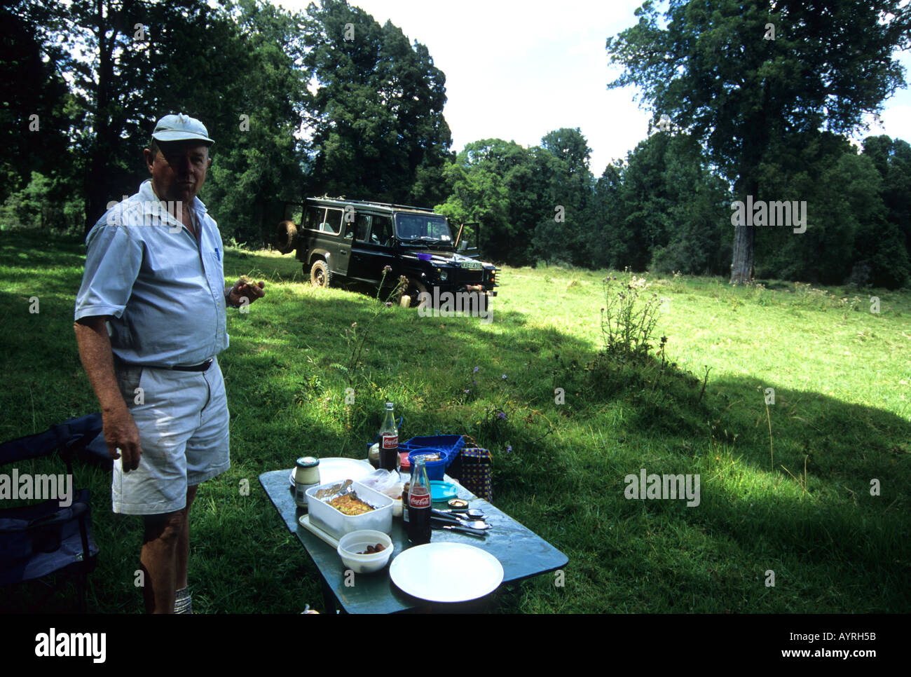 Tony Mills, agricoltore da Lokitela con picnic in Mount Elgon National Park, nell ovest del Kenya, Africa orientale Foto Stock