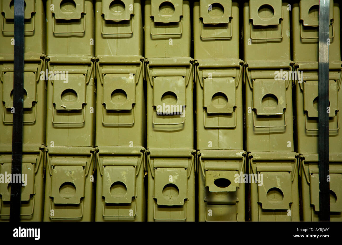 Pila di scatole di munizioni Foto Stock