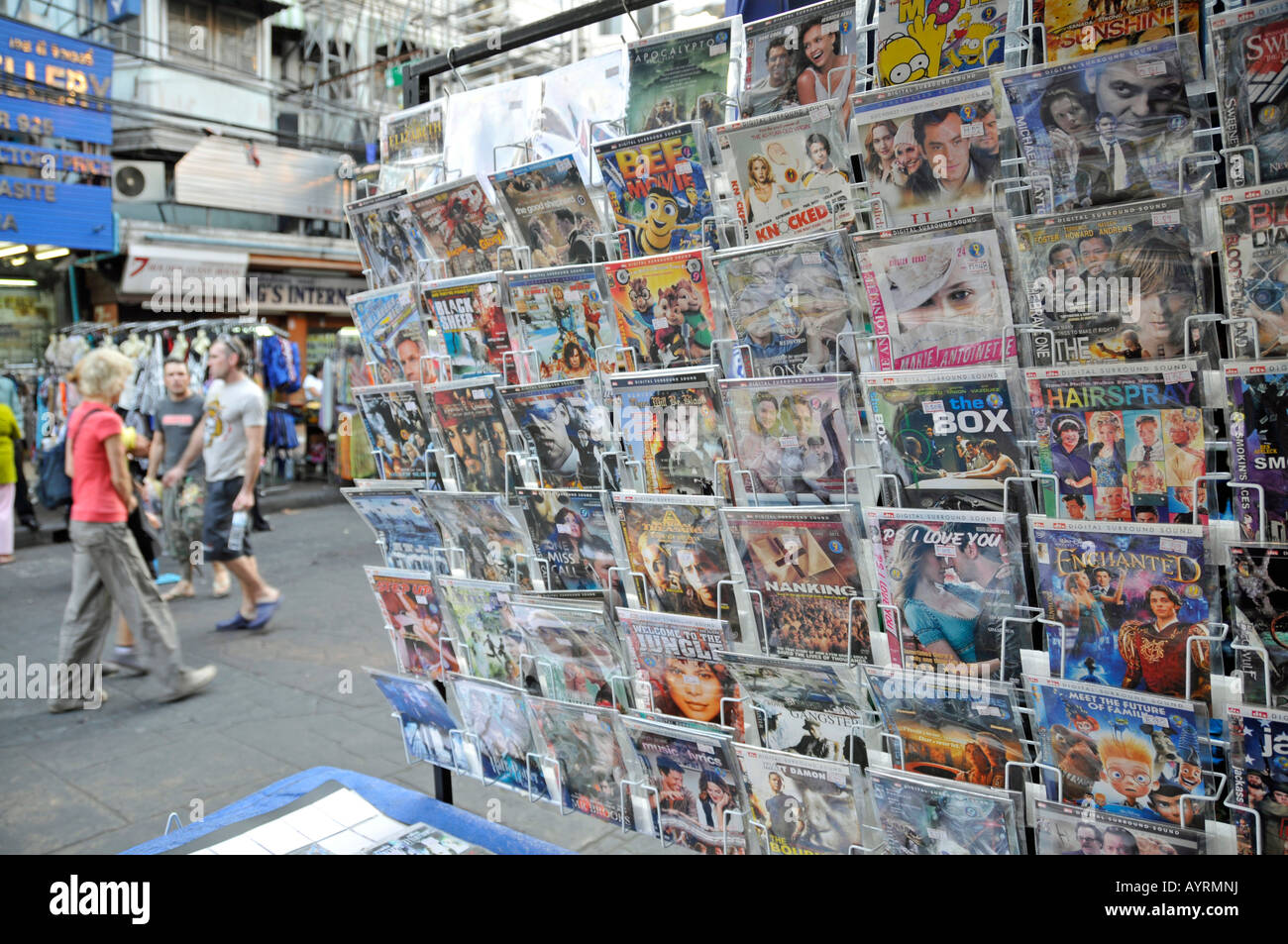 Il mercato nero DVD (copie pirata) venduti a Bangkok, Thailandia, Sud-est asiatico Foto Stock