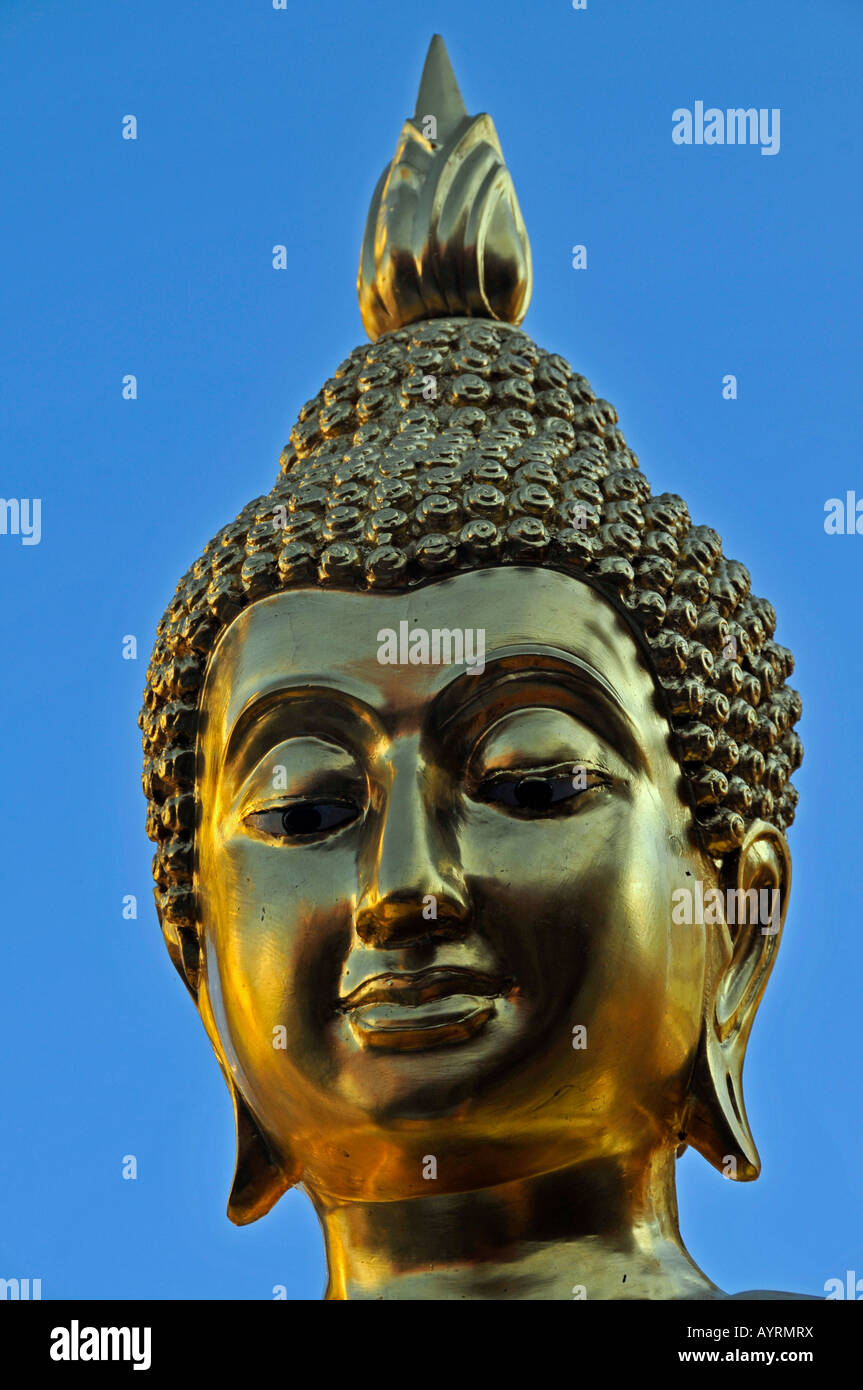 Golden statua del Buddha con fiamma dell illuminismo, Wat Phra That Doi Suthep Temple, Chiang Mai, Thailandia, Sud-est asiatico Foto Stock