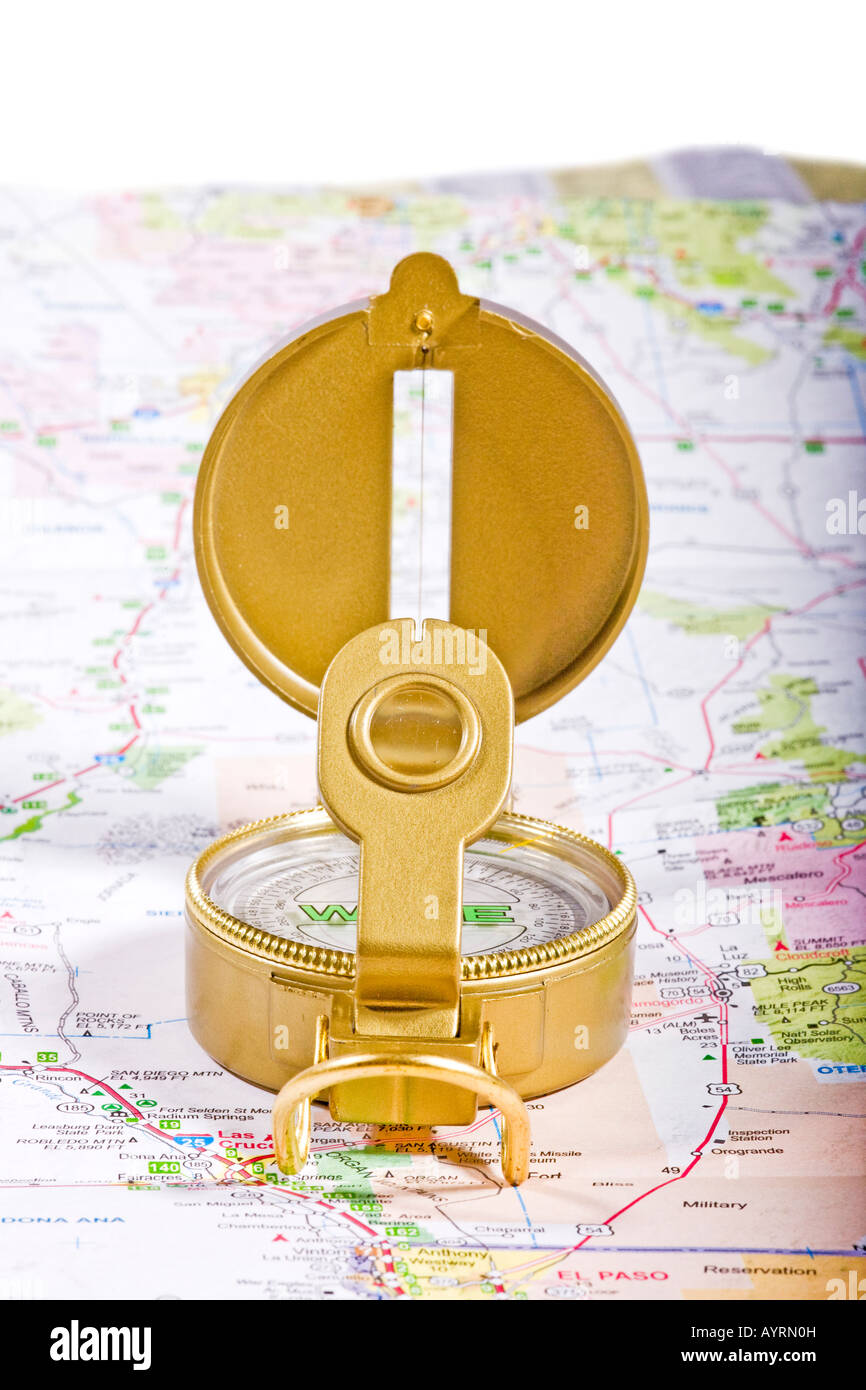 Di colore oro di bussola su una mappa topografica Foto Stock