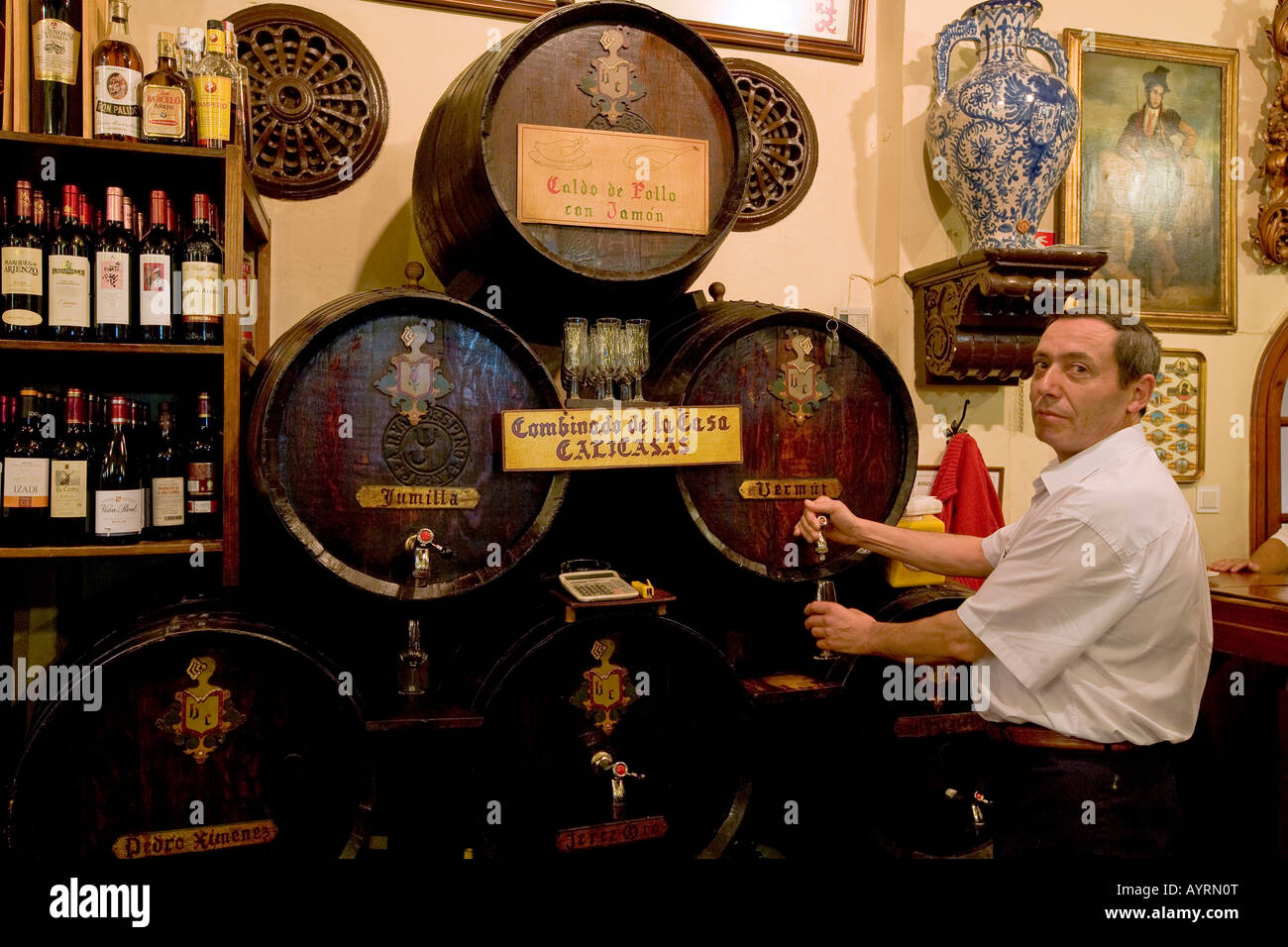 Barista toccando sherry a Bodegas Castaeda, tapas bar a Granada, Andalusia, Spagna, Europa Foto Stock
