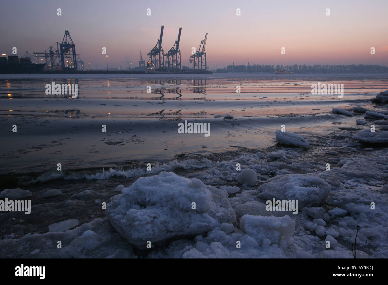 Ice floes, Fiume Elba in inverno, dal porto di Amburgo, Amburgo, Germania, Europa Foto Stock