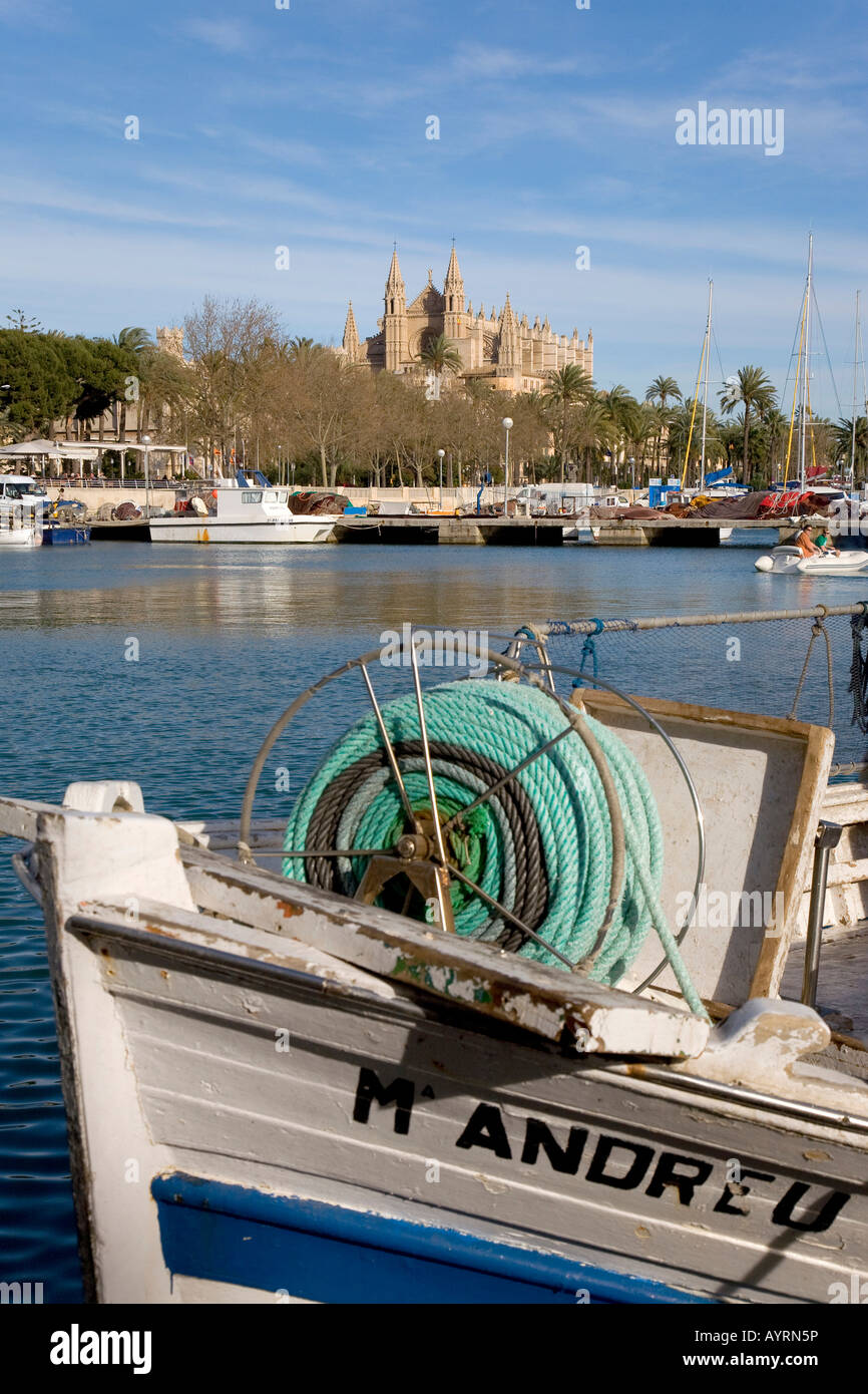 Barche da pesca in porto e La Seu Cathedral (retro), Palma di Maiorca, isole Baleari, Spagna Foto Stock