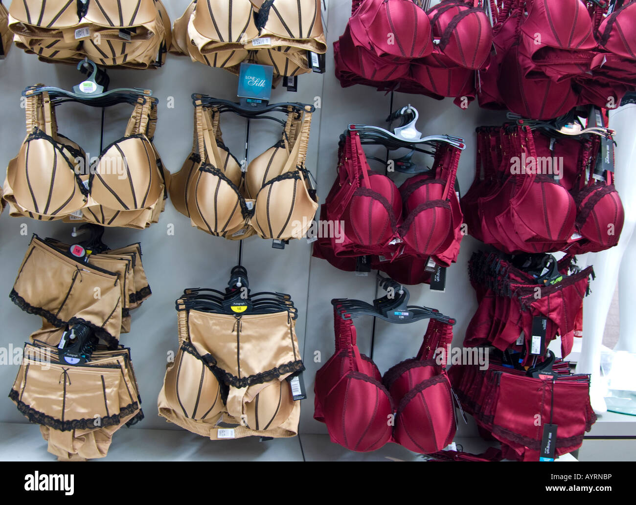 Un display di reggiseno in un negozio di abbigliamento. Foto Stock