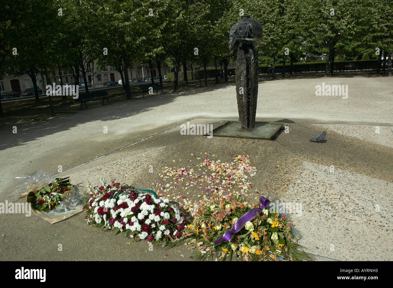 Fiori a sinistra al monumento a ricordo delle vittime innocenti da attacchi terroristici Parigi Francia Foto Stock