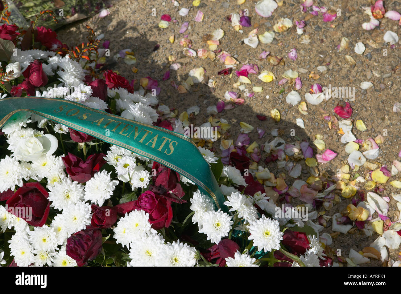 Fiori a sinistra al monumento a ricordo delle vittime innocenti da attacchi terroristici Parigi Francia Foto Stock