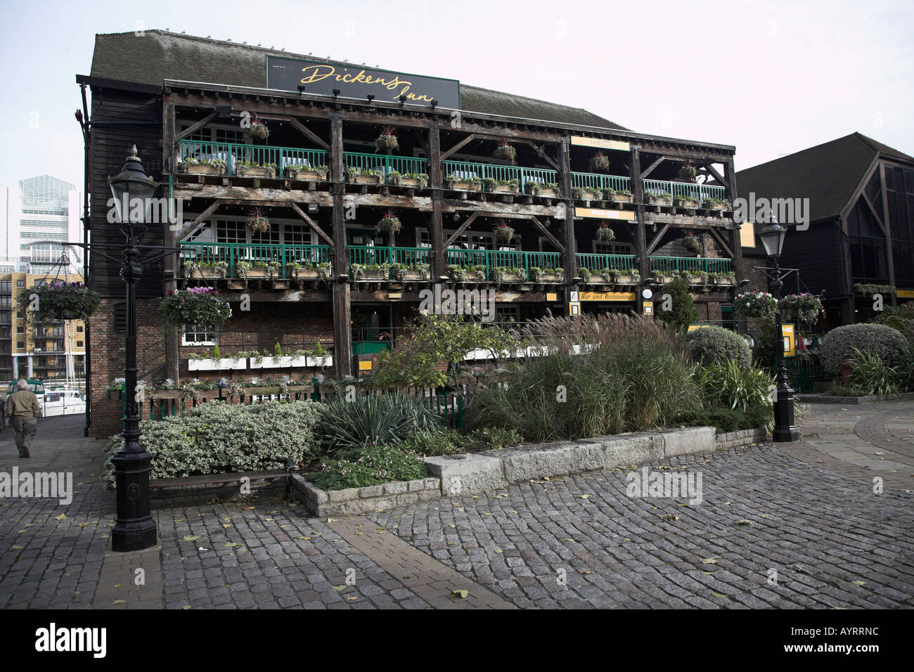 Dickens Inn pub e ristorante Saint Katherine's Dock, Londra, Inghilterra Foto Stock