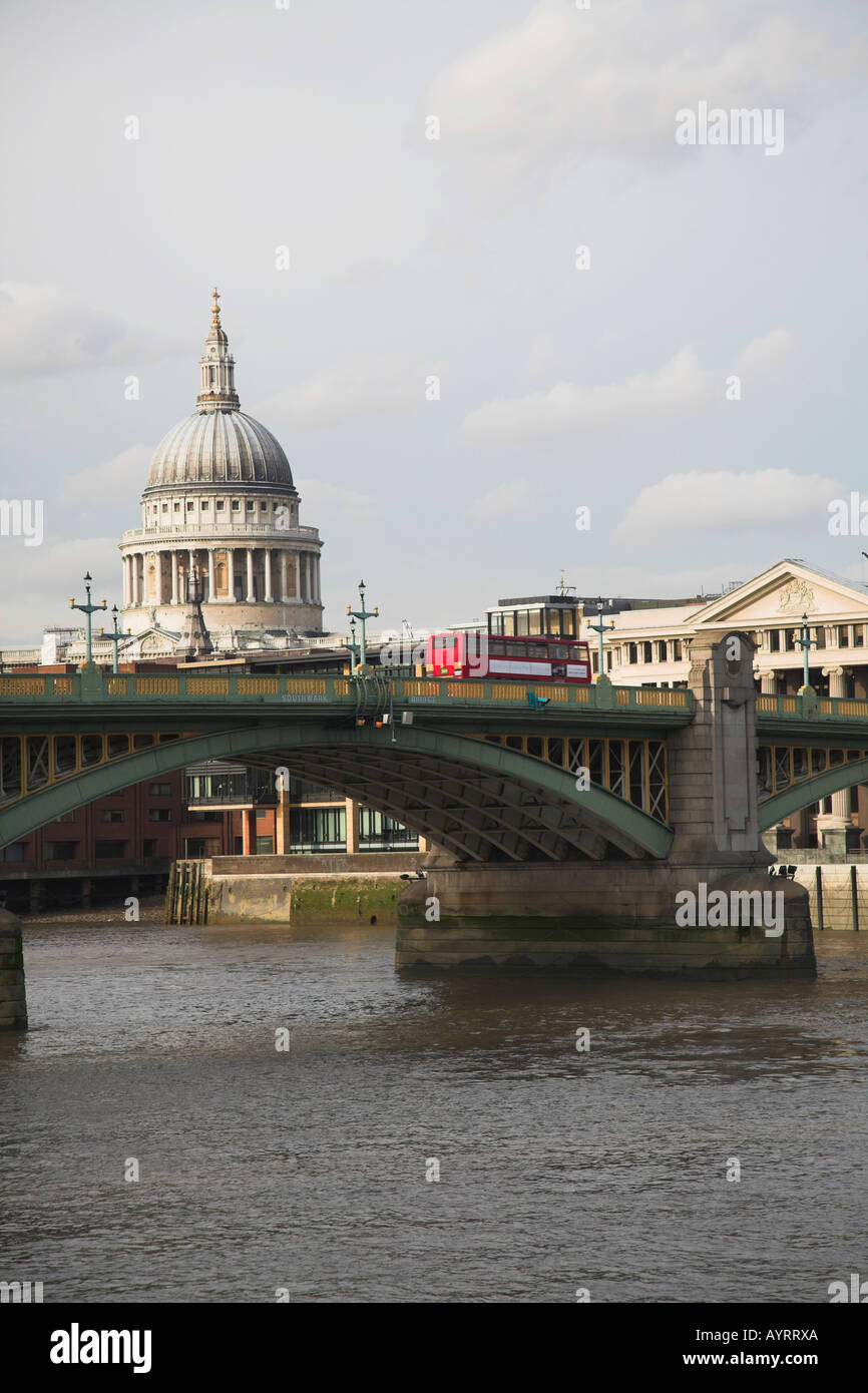Bus rosso a due piani attraversando il Blackfriars Bridge di Londra Foto Stock