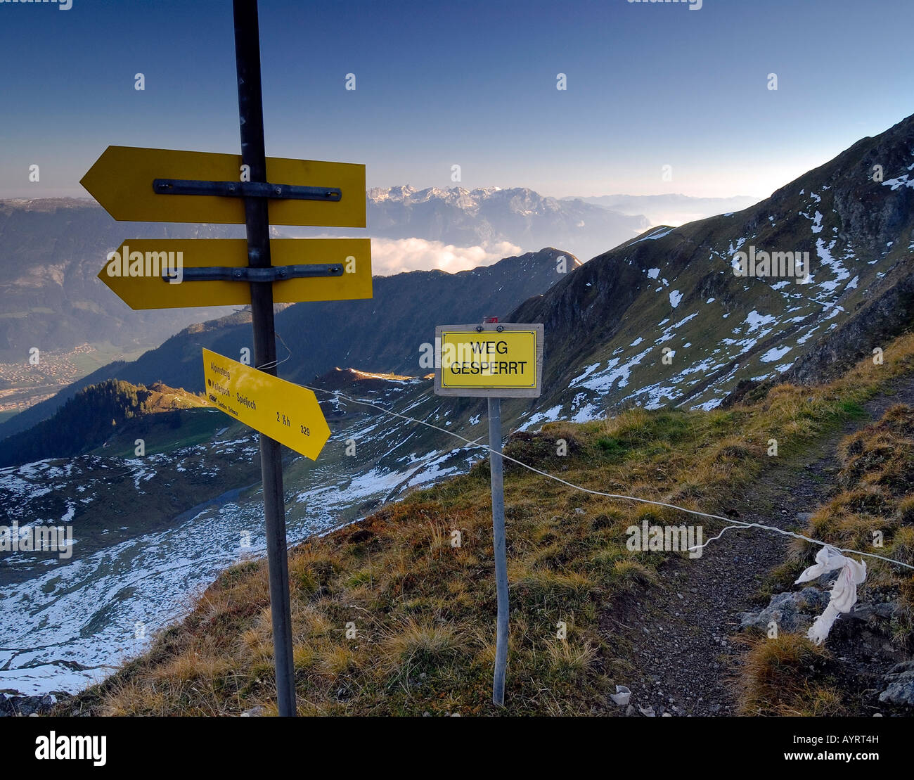 Segno direzionale e 'Weg gesperrt' (Sentiero chiuso) segno, Mt. Kellerjoch, Schwaz, in Tirolo, Austria Foto Stock