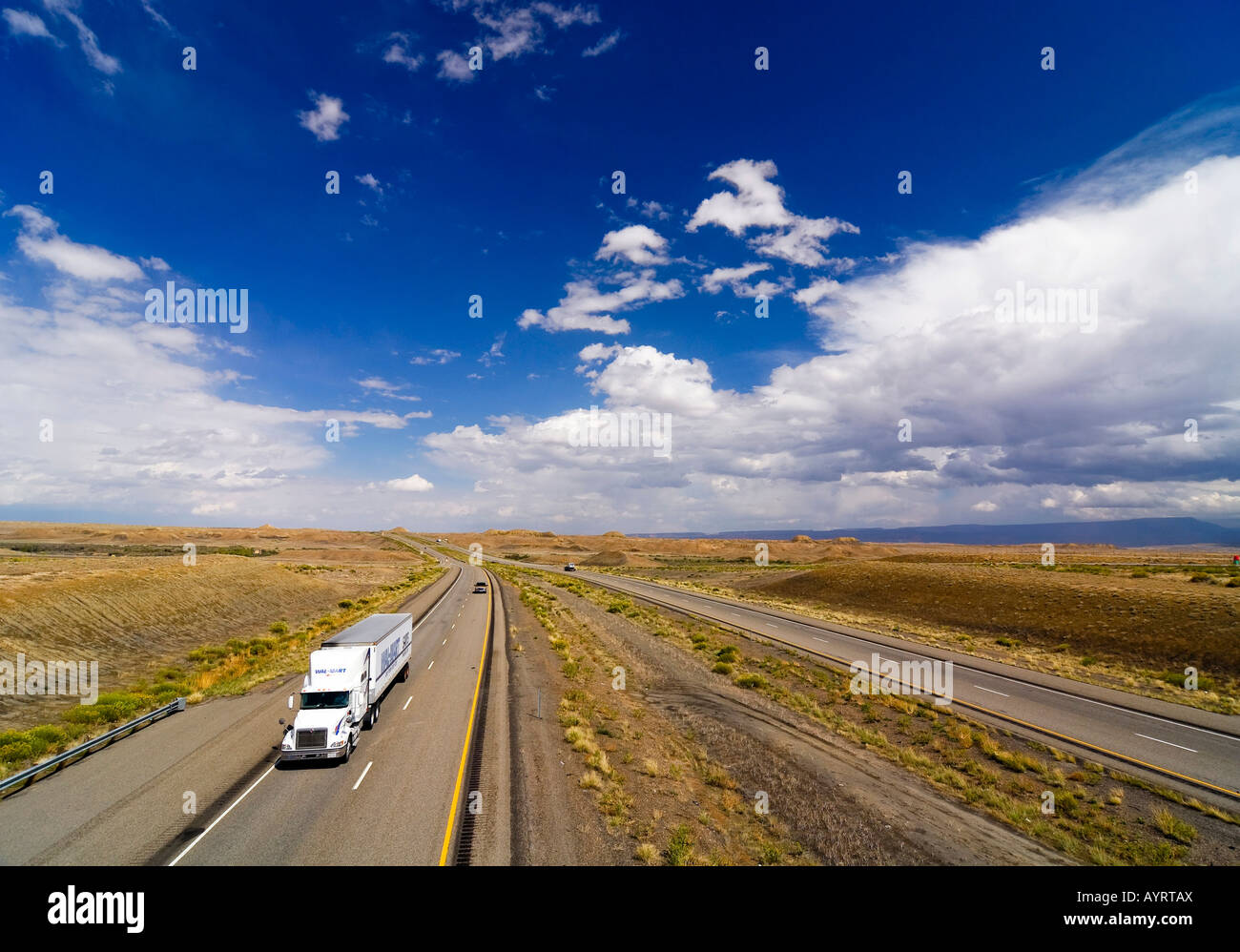La guida di automezzi pesanti lungo la Interstate 95 (I-95), Utah, Stati Uniti d'America Foto Stock