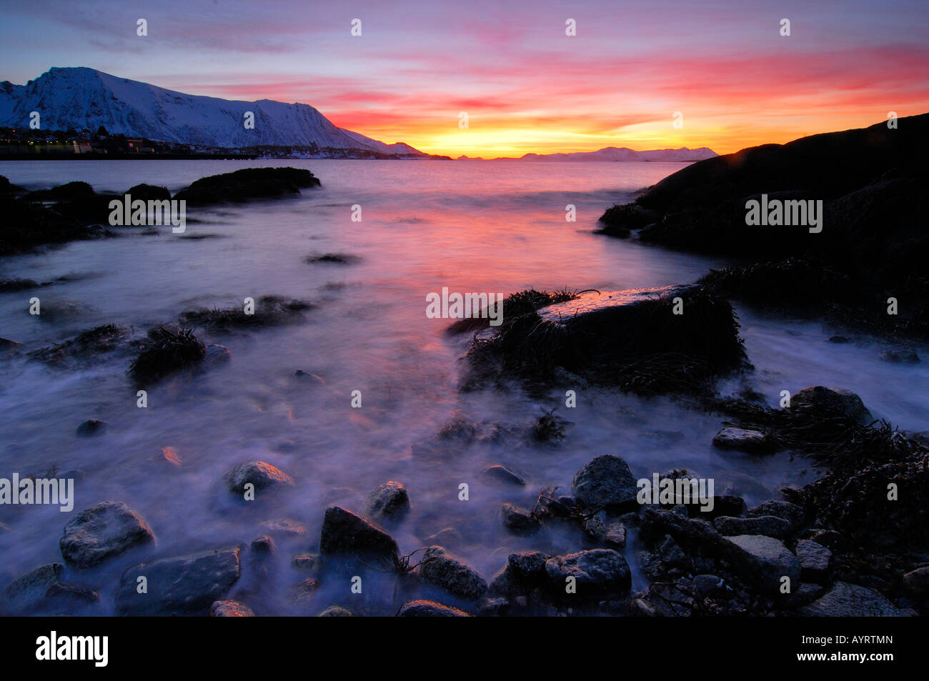 Costa rocciosa al tramonto, arcipelago delle Lofoten, Norvegia e Scandinavia Foto Stock